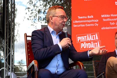 Elinkeinoministeri Mika Lintilä Pyhtäältä pöydältä -tapahtumassa.