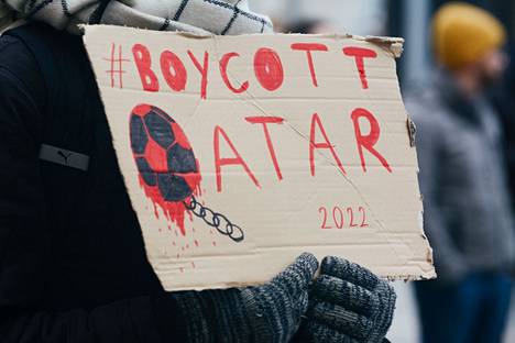 Sunnuntaina järjestetyssä mielenosoituksessa Kölnissä Saksassa vaadittiin boikotoimaan Qatarin jalkapallon maailmanmestaruuskilpailuja. 