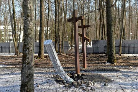 Raketin sisäosat näyttivät kantaneen rypälepommeja pudottuaan totalitarismien uhrien muistomerkille metsässä Harkovan laitamilla maaliskuun lopussa. 