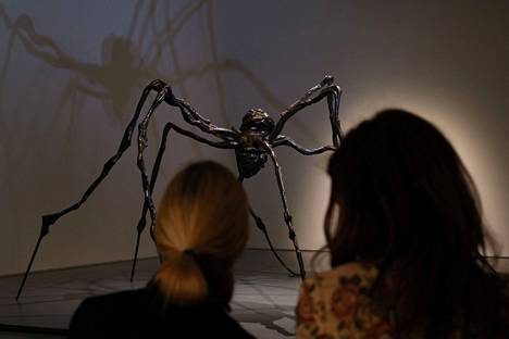 Louise Bourgeoisin Spider-veistos on yli kolme metriä korkea ja levittäytyy yli viiden metrin alueelle.