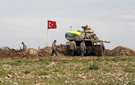 Turkkilaissotilaita Süleiman ahin haudalla Esmen kylän lähistöllä Syyriassa.