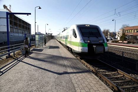 Juna tulossa Lempäälän asemalle.