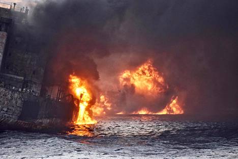 Iranilainen öljysäiliölaiva Sanchi oli liekkien ja savun ympäröimänä Itä-Kiinan merellä lauantaina Kiinan valtiollisen China Daily -lehden välittämässä kuvassa.