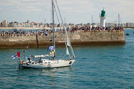 Sankka ihmisjoukko seurasi Tapio Lehtisen lähtöä merelle GGR-kisassa 4. syyskuuta Les Sables-d’Olonnessa Biskajanlahden rannalla Ranskassa.