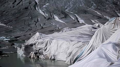Jäätikön sulamista yritettiin estää suojaamalla Sveitsin Alpeilla heinäkuussa 2022.