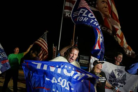 Entisen presidentin Donald Trumpin kannattajat kokoontuivat hänen kartanonsa lähelle Floridassa maanantaina.