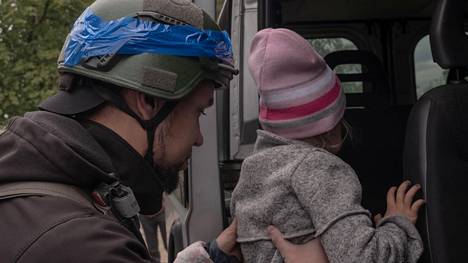 Harkovan alueella on evakuoitu viime päivinä paikallisia Venäjän uuden hyökkäyksen tieltä. Mies nosti pientä lasta bussiin Vovtšanskissa keskiviikkona.