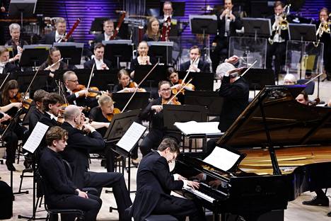 Paavali Jumppanen esitti Witold Lutosławskin pianokonserton nyt ensimmäistä kertaa. 