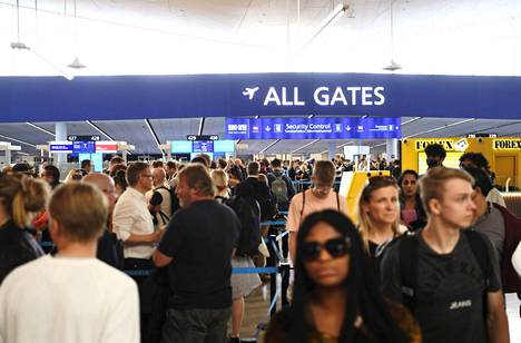 Lentomatkustuksen elpyminen on ruuhkauttanut lentoasemia eri puolilla maailmaa. Myös Helsinki-Vantaan lentoasemalla on ollut kesän ajan ruuhkaista.