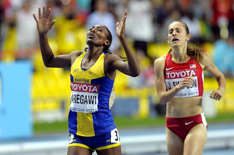Ruotsin Abeba Aregawi voitti Moskovan kisoissa vuonna 2013 MM-kultaa 1 500 metrillä. Jenny Simpson joutui tyytymään hopeamitaliin.