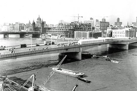 Kuningatar Elisabet avasi uuden London Bridgen, joka tuli maksamaan noin 50 miljoonaa markkaa. Silta on vasta toinen tälle kohtaa Thames-jokea rakennettu kivisilta sen jälkeen kun alkuperäinen silta valmistui vuonna 1209.