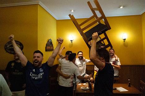 Tuoli sai kyytiä madridilaisessa pubissa, kun Real Madridin voitto varmistui.