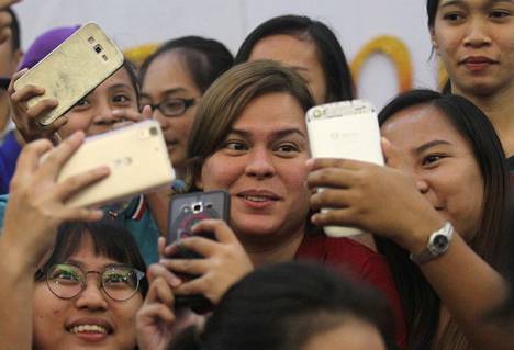 Filippiiniläiset opiskelijat ottivat kuvia pormestari Sara Duterte-Carpion kanssa elokuussa 2017 Davaossa. 