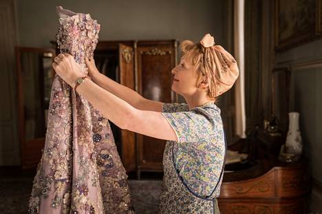 Lesley Manville esittää lontoolaista leskirouvaa, joka hankkii Diorin puvun Pariisista.