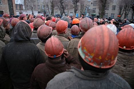 Kaivostyöläiset kokoontuivat kuuntelemaan presidentti Volodymyr Zelenskyiä Tšervonohradissa Länsi-Ukrainassa helmikuussa 2020.