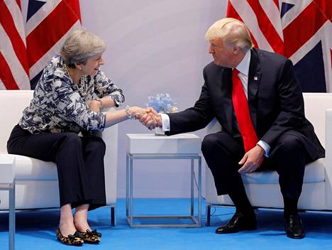 Lauantaina Donald Trump kävi keskustelun myös Britannian pääministeri Theresa Mayn kanssa. Hän sanoi toivovansa, että kahdenvälinen kauppasopimus Britannian ja Yhdysvaltojen välille syntyy nopeasti.