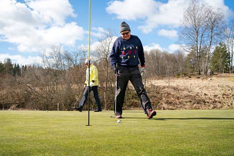Asta ja Matti Vitikainen pelasivat golfia koronakeväänä 2020 Nevaksen kentällä Sipoossa. Pariskunta pelaa ahkerasti muutenkin golfia.
