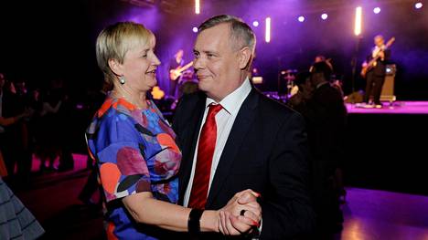 Silloinen valtiosihteeri Ulla-Maija Rajakangas tanssi Sdp:n vastavalitun puheenjohtajan Antti Rinteen kanssa puoluekokouksessa 2014.