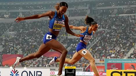 Dalilah Muhammad ja Sydney McLaughlin loppukirikamppailussa 400 metrin aitafinaalissa Dohassa.