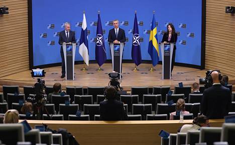 Suomen ulkoministeri Pekka Haavisto, Naton pääsihteeri Jens Stoltenberg ja Ruotsin ulkoministeri Ann Linde tiedostustilaisuudessa Brysselissä tammikuussa.