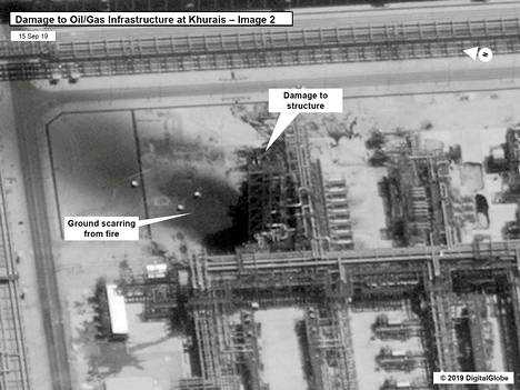 Satelliittikuvissa näkyy lauantaisten iskujen tuhoja Khuraisissa Saudi-Arabiassa.
