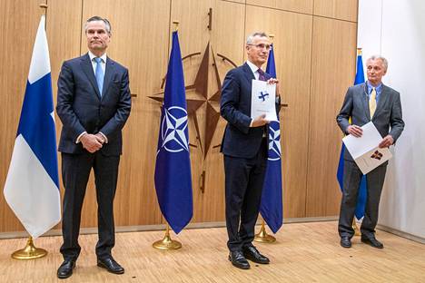 Suomi ja Ruotsi jättivät hakemuksensa Naton pääsihteerille Jens Stoltenbergille (kesk.) yhtä aikaa viime toukokuussa. Kuvassa myös hakemukset Stoltenbergille jättäneet Klaus Korhonen (vas.) ja Axel Wernhoff.