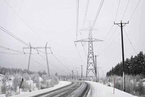 Fortumin Loviisan-ydinvoimalasta tulevia voimalinjoja 11. tammikuuta 2022.