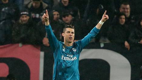 Kotijoukkue Juventuksen kannattajat taputtivat kunnioituksesta, kun Real Madridin Ronaldo teki häikäisevän saksipotkumaalin ja murskasi taas yhden ennätyksen