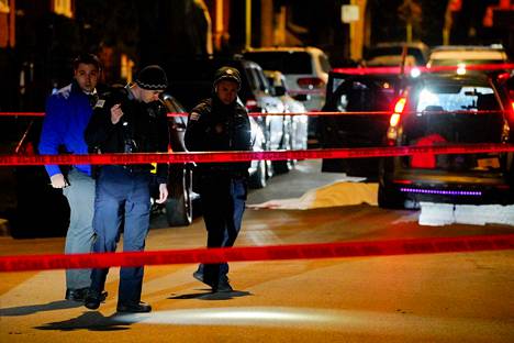 Poliisi tutki päähän ammutun 24-vuotiaan Giovanni Lozanon kuolinpaikkaa Chicagossa 26. joulukuuta.