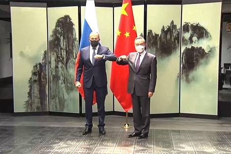 Venäjän ulkoministeri Sergei Lavrov (vas.) tapasi maaliskuussa kiinalaisen kollegansa Wang Yin.