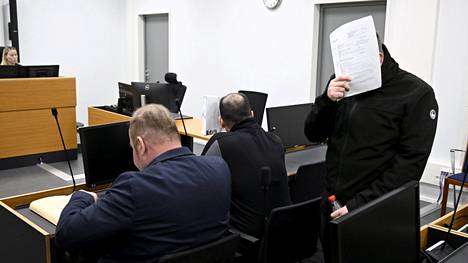 Syytetyt miehet (keskellä ja oikealla) saapuivat epäillyn henkirikoksen käsittelyyn Itä-Uudenmaan käräjäoikeudessa.