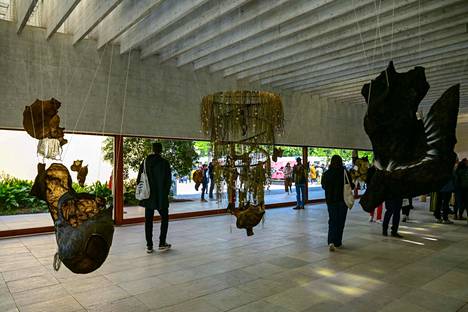 Saamelaistaiteilijoiden paviljongissa on esillä Pauliina Feodoroffin, Máret Ánne Saran ja Anders Sunnan taidetta.