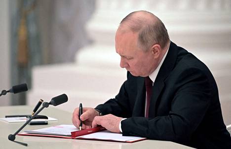 Venäjän presidentti Vladimir Putin allekirjoitti maanantaina Moskovassa asetukset, joilla Venäjä tunnusti Itä-Ukrainaan luomansa nukkevaltiot itsenäisiksi.