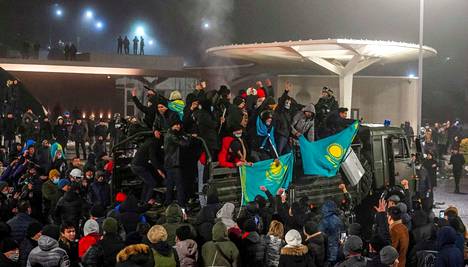 Mielenosoittajat kantoivat Kazakstanin lippuja Almatyssa keskiviikkona.