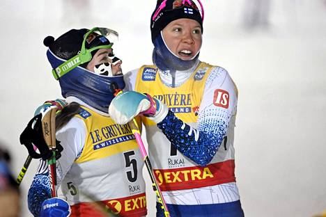 Krista Pärmäkoski ja Kerttu Niskanen etenivät sprintin pudotushiihtoihin. Kuva on marraskuulta.
