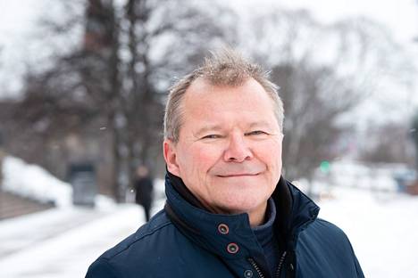 Eduskunnan turvallisuusjohtajan virasta irtisanottu Jukka Savola on valittanut potkuistaan Helsingin hallinto-oikeuteen.