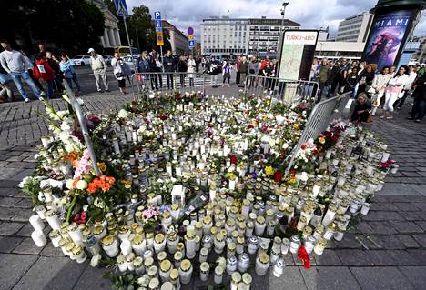 Turun Kauppatorille on tuotu kynttilöitä ja kukkia puukotuksissa kuolleen nuoren naisen muistoksi. Nainen oli jakamassa Jehovan todistajien esitteitä torilla.
