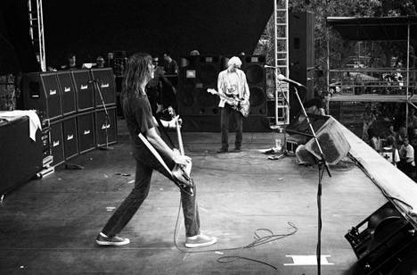 Nirvana esiintyi Ruisrockissa kesällä 1992. Kuvassa basisti Krist Novoselic (vas.) ja Kurt Cobain.