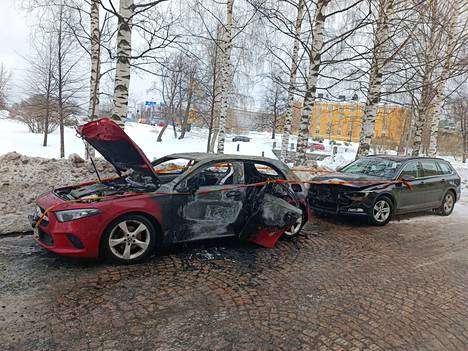 Tuhoutunut auto Oulussa Ojakadulla keskiviikkona.