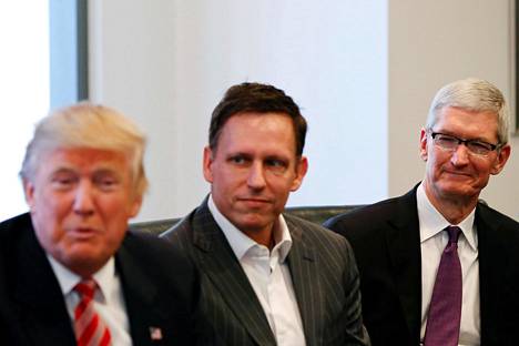 Palantirin perustaja Peter Thiel on sijoittanut varoja myös Asanaan. Joulukuussa 2016 hän osallistui teknologiayhtiöiden johtajien ryhmässä presidentiksi valitun Donald Trumpin järjestämään keskustelutilaisuuteen New Yorkissa. Oikella Applen Tim Cook.