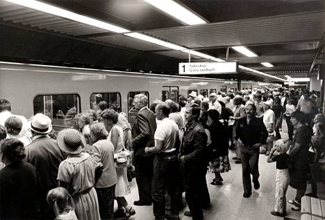 Matkustajia tungeksi Itäkeskuksen metroaseman laiturilla metron avajaispäivänä 2. elokuuta 1982.