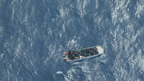 Libyasta lähtenyt täysi siirtolaisvene kuvattiin Välimerellä 11. maaliskuuta.