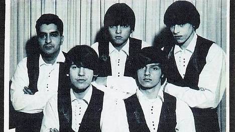 The Castiles-yhtyeen promokuva vuodelta 1966. Vasemmalta oikealle: Frank Marziotti, Bruce Springsteen (alarivissä), George Theiss, Paul Popkin (alarivissä) ja Vinnie Manniello.