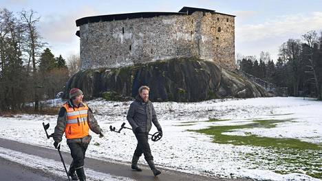 Raaseporissa etsitään nyt vihjeitä siitä, kuka teki linnan ympäristössä ennennäkemätöntä tuhoa – Pelloille luvatta kaivetut yli 280 kuoppaa vaikuttavat ammattilaisten työltä, arkeologi arvioi