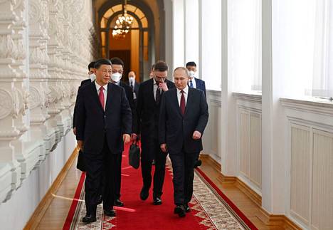 Kiinan johtaja Xi Jinping ja Venäjän presidentti Vladimir Putin tiistaina Moskovassa.