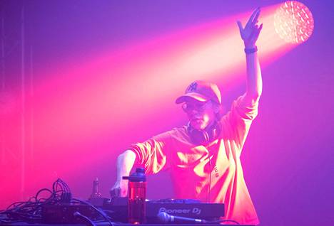 DJ-messujen Sober furious -bileissä esiintyy muun muassa DJ hapan korppu, joka esiintyi samoissa bileissä Tampereella syksyllä 2022.