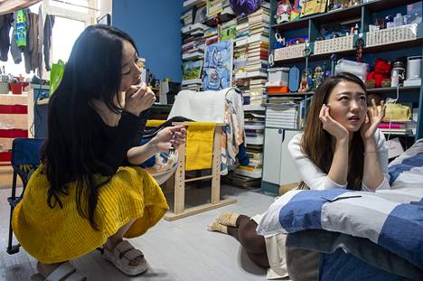 Parhaat ystävät Ye Liya ja Cao Wendi viettävät lauantaina vapaapäivää Yen asunnolla Pekingissä.