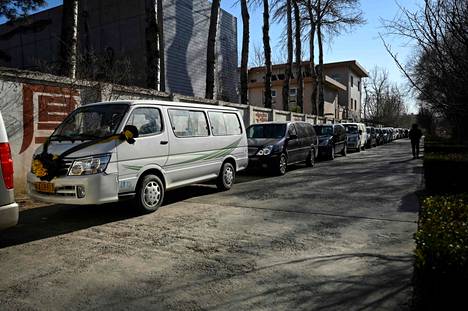 Ruumisautot jonottivat krematorioon Pekingissä 22. joulukuuta.