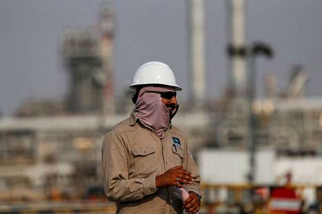 Saudi-Arabian öljy-yhtiön Saudi Aramcon työntekijä öljyntuotantolaitoksella joulukuussa 2019.