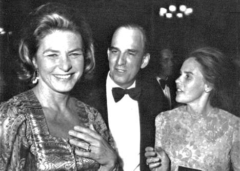 Kaksikin Bergmania on ollut Cannesin tämän kesän juhlien keskipisteenä: Ingrid Bergman (vas.), joka on juhlien arvostelulautakunnan puheenjohtaja, sekä ohjaaja Ingmar Bergman vaimoineen. Ingmar Bergman kertoi, että hänen nyt esitetty elokuvansa Huutoja ja kuiskauksia on hänelle erityisen rakas.